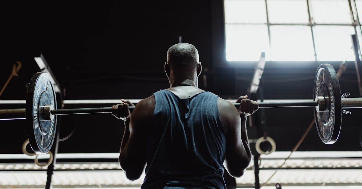 découvrez des techniques de levage efficaces qui améliorent la force, améliorent la posture et préviennent les blessures. Apprenez les conseils et méthodes essentiels pour soulever des poids en toute sécurité, que vous soyez un athlète débutant ou expérimenté.