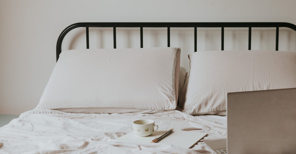 découvrez le lien entre le sommeil et les maux de tête. découvrez les causes, les symptômes et les traitements efficaces des maux de tête liés au sommeil pour améliorer votre repos et votre bien-être général.