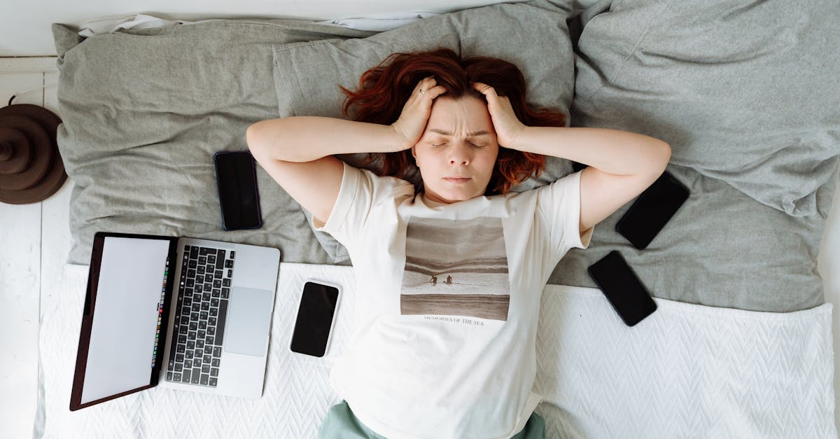 découvrez le lien entre le sommeil et les maux de tête. découvrez comment les troubles du sommeil peuvent déclencher des maux de tête et explorez des stratégies efficaces pour améliorer la qualité de votre sommeil et soulager les maux de tête.