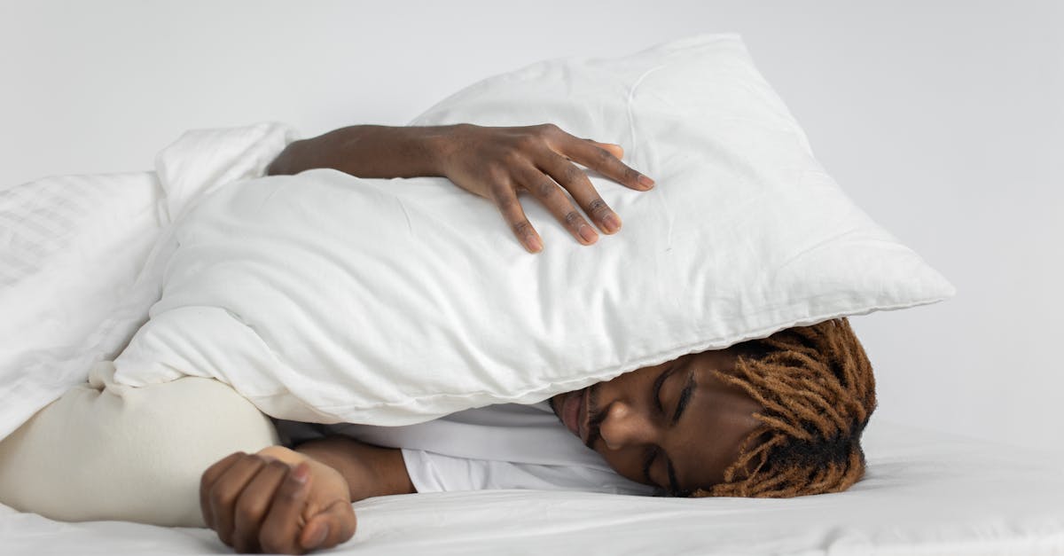 découvrez les meilleures positions de sommeil pour un sommeil réparateur. découvrez comment différentes postures peuvent avoir un impact sur votre santé, votre confort et la qualité globale de votre sommeil. découvrez dès aujourd'hui des trucs et astuces pour améliorer votre expérience de sommeil !