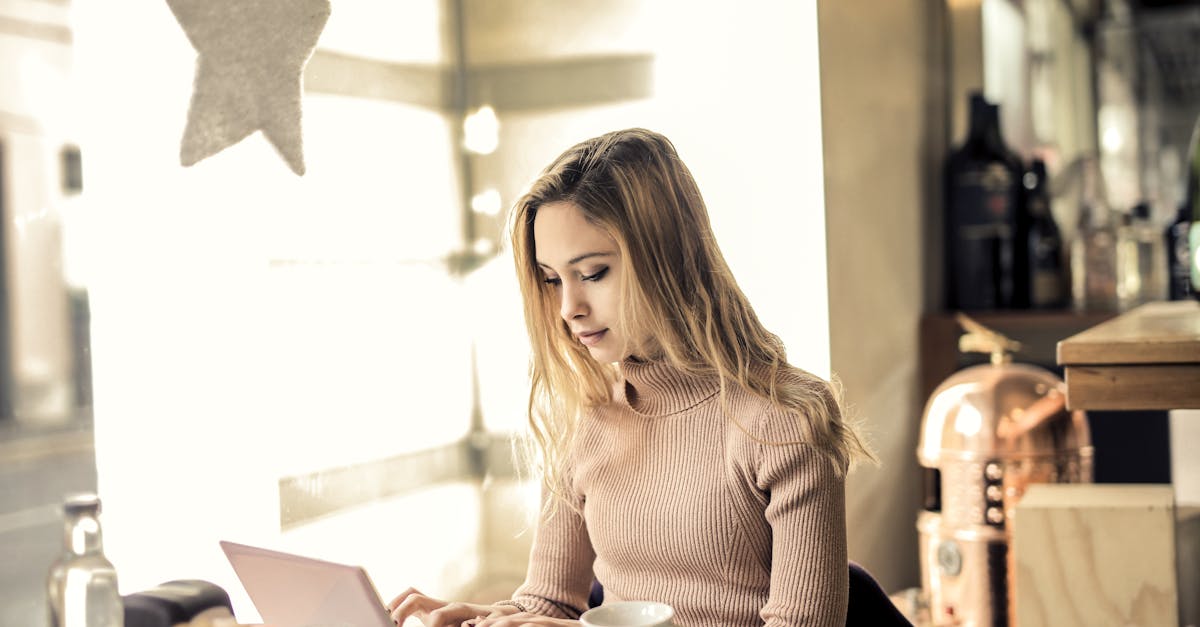 découvrez les causes et les solutions du problème technique, un problème courant causé par l'utilisation prolongée d'un smartphone et d'un ordinateur. apprenez à soulager l'inconfort et à améliorer votre posture pour un mode de vie plus sain.