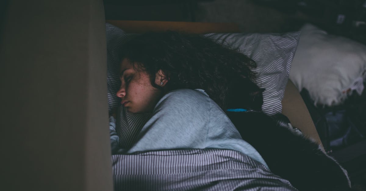 Découvrez différentes positions de sommeil et leur impact sur votre santé. Apprenez à améliorer la qualité de votre sommeil, à réduire la douleur et à améliorer votre bien-être général grâce aux bonnes techniques de sommeil.