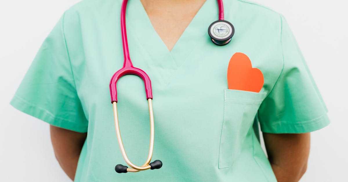 Contrairement aux traitements traditionnels qui peuvent inclure des analgésiques, des injections de corticostéroïdes ou même des interventions chirurgicales invasives, la décompression neurovertébrale de TAGMED offre une alternative convaincante. Elle minimise les risques liés aux médicaments et évite les interventions invasives, offrant ainsi un chemin potentiellement plus rapide vers la guérison. Les données probantes suggèrent que la décompression neurovertébrale non seulement soulage la douleur, mais peut également contribuer à une amélioration de la santé à long terme. En tant que choix plus sûr et fondé sur des données probantes, elle se distingue des options thérapeutiques couramment utilisées.